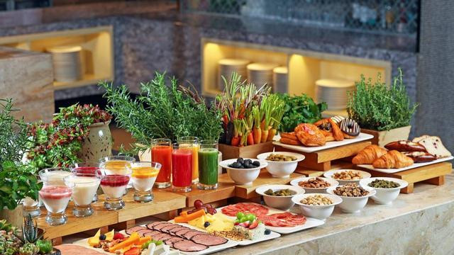 曾经一桌难求，如今全国已关停上万家，自助餐厅真是被吃倒闭的吗