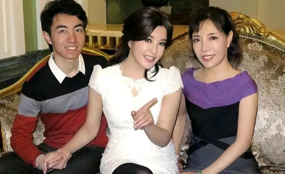 刘晓庆的娘家人

1、母亲：刘慧华，中共地下党员，曾上过军统特务头子沈醉的暗杀名