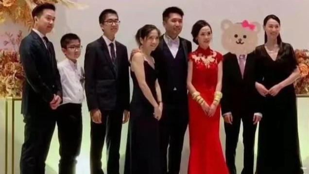 梁洛施和长子现身北京，没带保镖吃小馆子，儿子和李泽楷一模一样