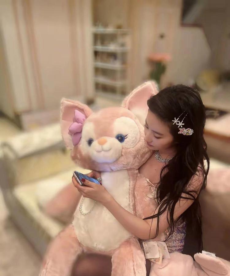 刘亦菲，新年合照，黑丝，大长腿，少女风

刘亦菲，神仙姐姐，新年合照，黑丝，大长