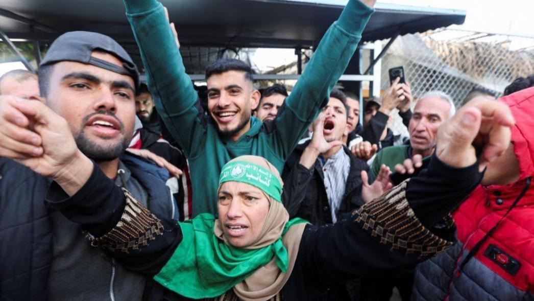 上万敢死队高呼大胜，以色列靠特朗普大腿，中东将重燃大战