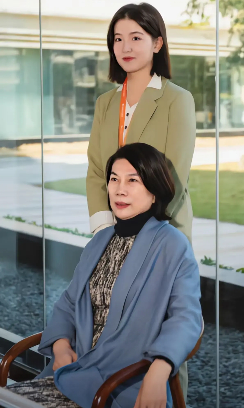 董明珠的家庭成员主要包括：

1、丈夫：其丈夫在她30岁时因病去世。

2、儿子