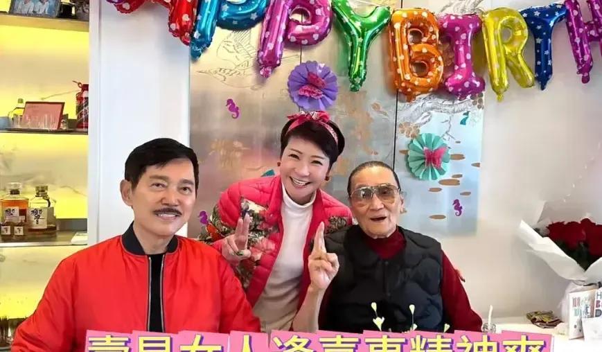 狄波拉73岁生日!与前夫比心，被现任亲吻很幸福
11月16日，知名经纪人陈淑芬在