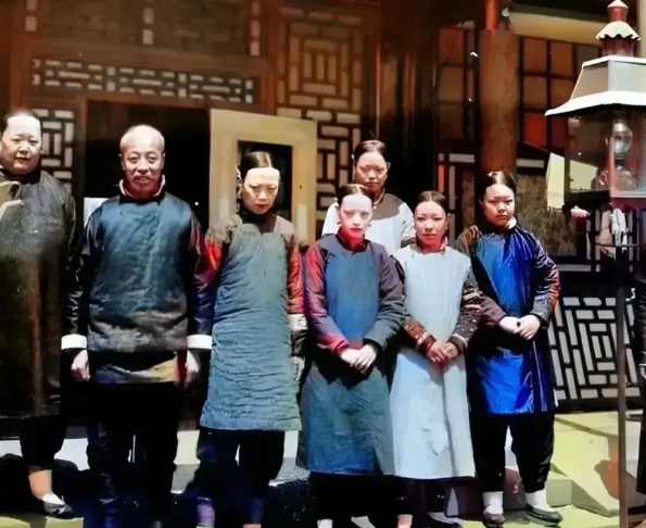 清末，某地主和他的六个老婆，大老婆壮如兄弟，小老婆低眉顺眼。

右二最漂亮了。有