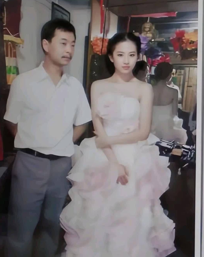 这个女孩长得真像刘亦菲啊。