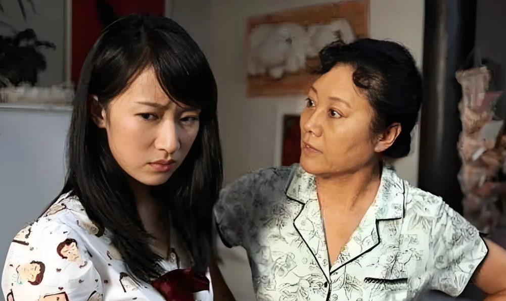 强势的婆婆是如何破坏夫妻感情的
一个男性朋友，他特别有意思，因为这个婚姻里的第三