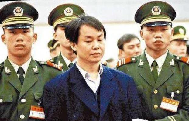 1996年的香港，李嘉诚的儿子被张子强劫走，绑匪开口要价高达20亿，甚至要求与李