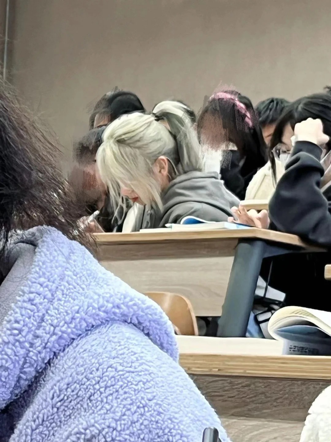 再也不敢逃课......
翻到了去年的照片，可以签到的发色