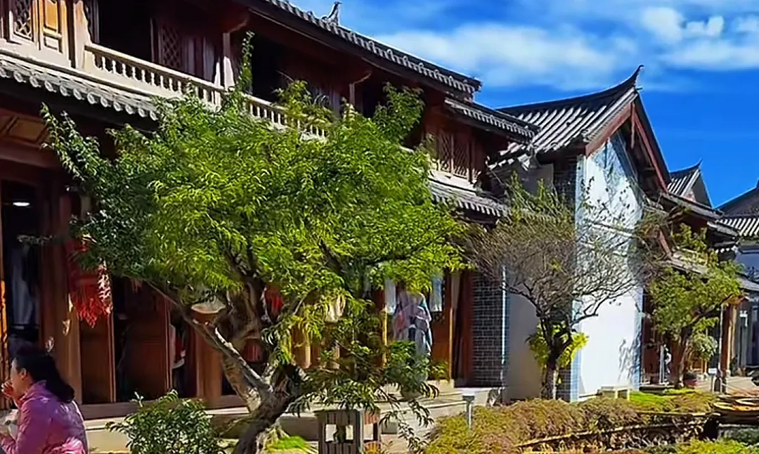 秋日湖畔，碧水蓝天，树影婆娑，静谧如画