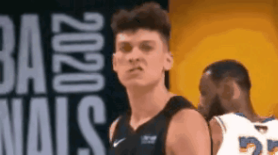 希罗啊希罗，这个回合应该有歪嘴表情的呀~

在肯尼队vs巴克利队的全明星赛中，希