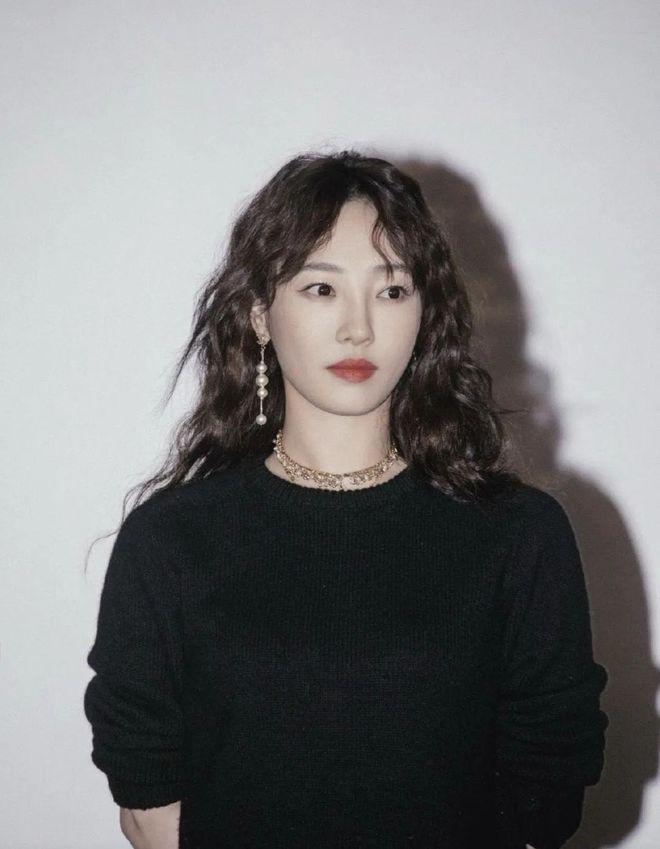 惊爆！41 岁白百何二婚后颜值大逆袭，烫羊毛卷美到认不出，秒变少女！