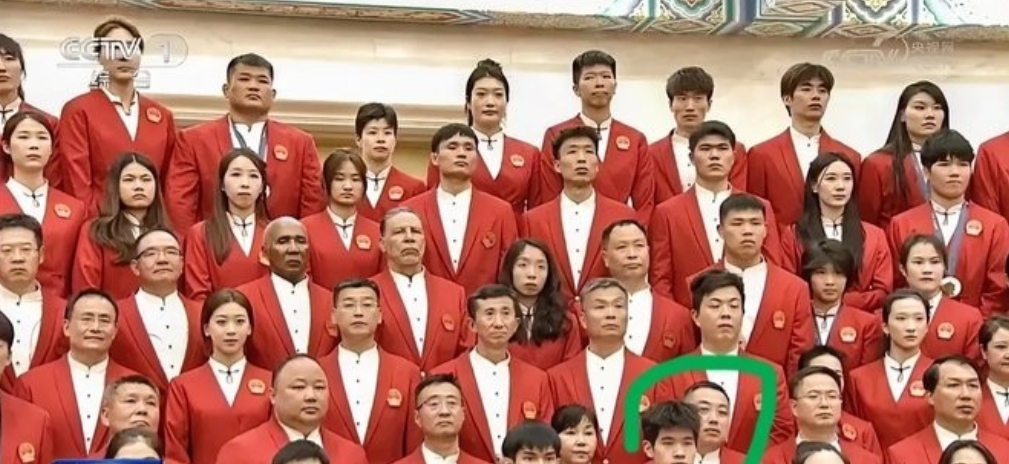 奥运会上的表彰时刻，发生了个超逗趣的小插曲：刘国梁不经意间“中奖”啦！

在大家