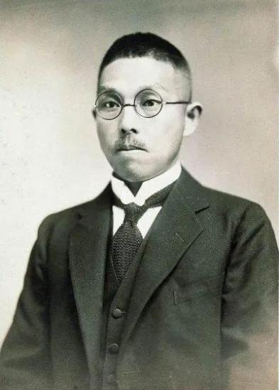 1977年，90多岁的国民党高官杨森被查出了肺癌，一病不起，守在床前的是他17岁