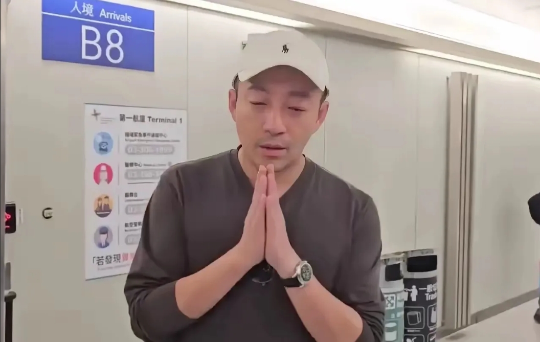 汪小菲抵达湾湾，面对媒体追问，汪双手做揖状，肯请大家多说大S好话，并深深鞠躬，9