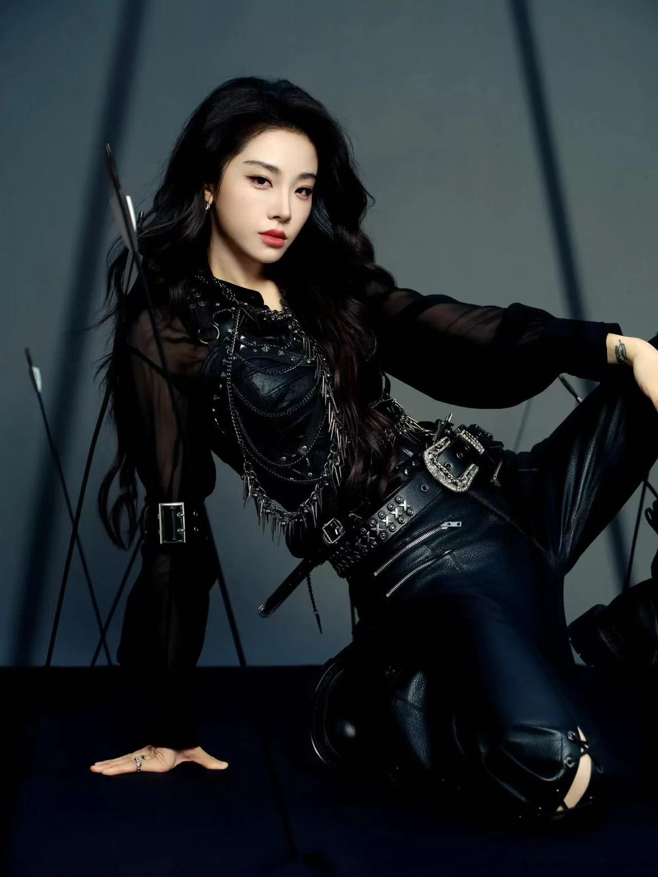 熊猫减肥成功了，变成了一只猫，它高兴地说：“终于可以上树捉老鼠了。”哈哈哈哈