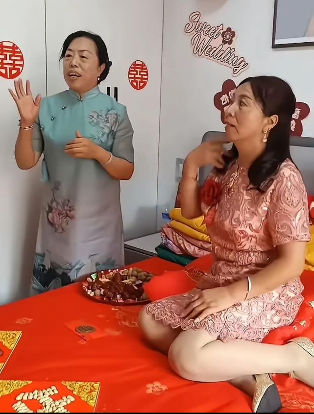 一场农村婚礼，新娘比婆婆小三岁。