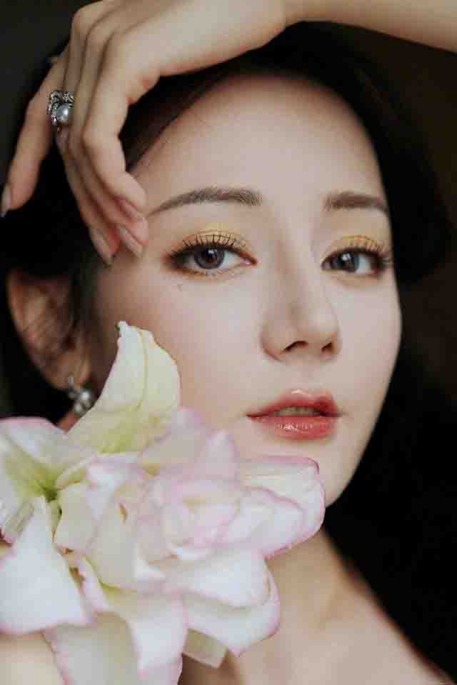 迪丽热巴今天很火热，又是金色眼妆，又是高定。
话不多说，来看美女吧。