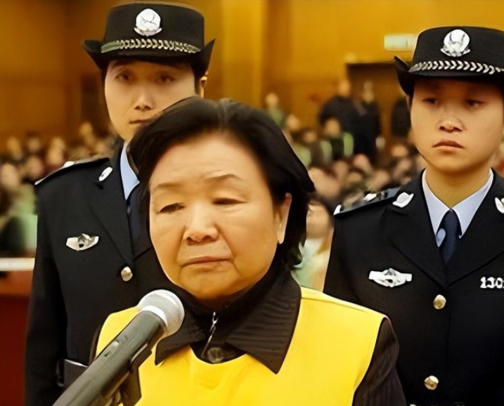曾经几乎毁了整个中国奶业的三鹿集团董事长田文华，有可能在2027年出狱。
这个人