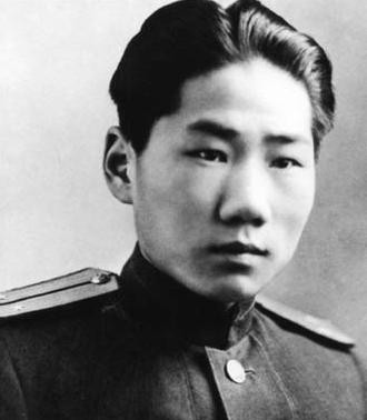 1950年朝鲜战争爆发，中国人民志愿军开赴战场，其中包括毛主席的儿子毛岸英。为了