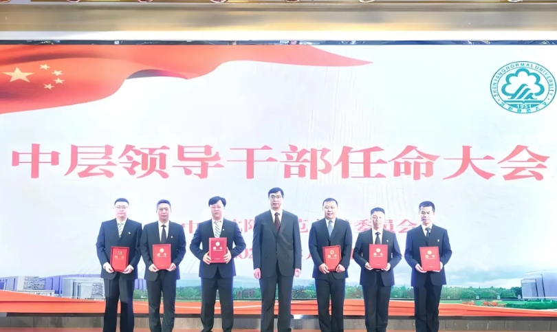 发现没有？在很多学校，现在当领导的，不管是校级还是中层，呈现出两个特点：

第一