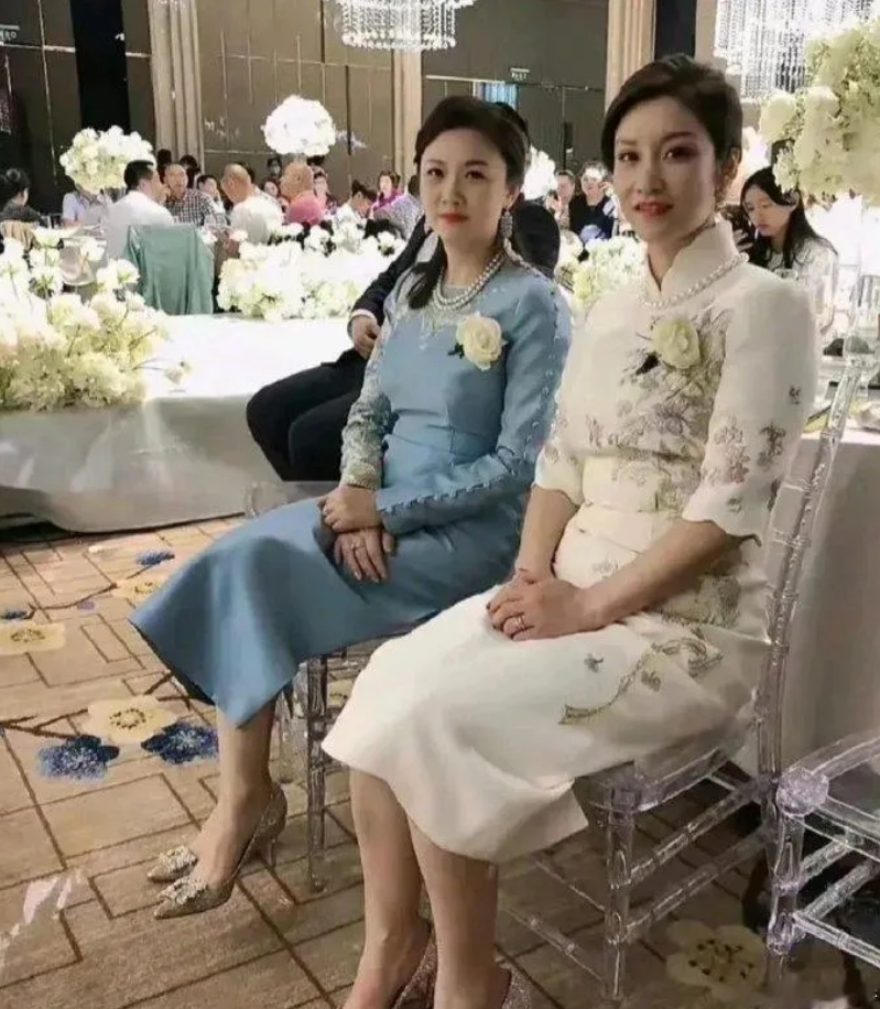 婚礼上的两位亲家母，哪位更得体一点​​​
