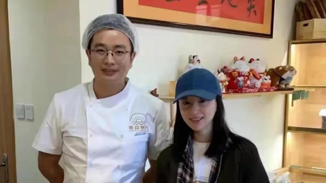 董洁44岁大连聚餐被拍，靠男友人肩显娇小，素颜状态似少女