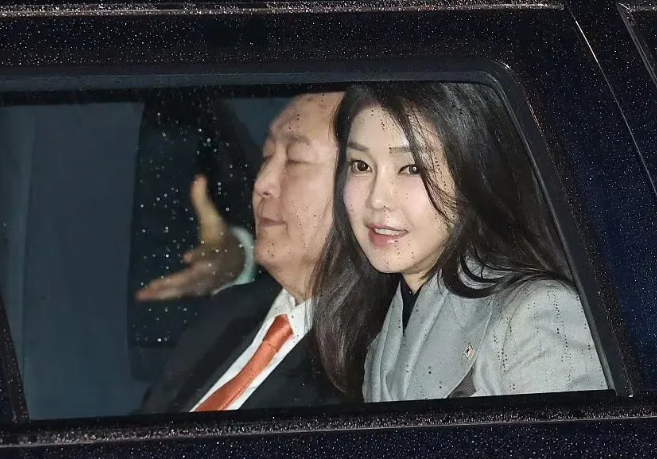 韩国的这些总统我真是服了，从没见过这么乱的，你看看：
尹锡悦要从总统位子上弄下去