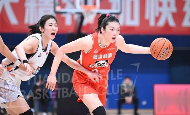 WCBA全华班对决无悬念：四川女篮笑纳10连胜，新疆女篮惨遭9连败