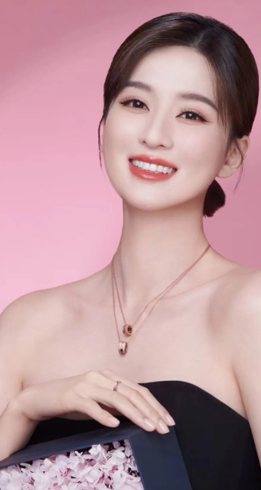 乔欣，不仅美丽还魅力四射, 让人着迷， 本以为美女一枚, 没想到是绝世佳人，她甜