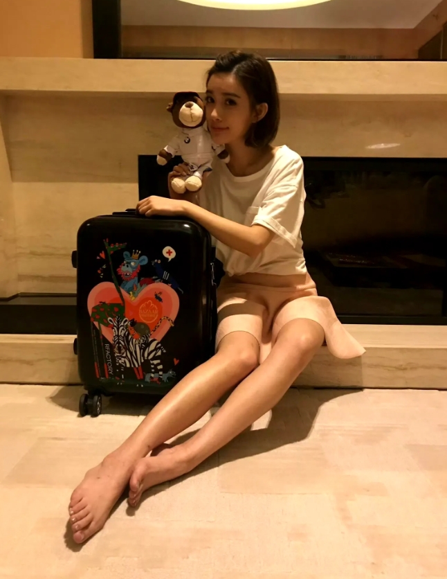 孟子义这双脚好大，看起来有40多码，感觉快赶上男人的脚了。不过却很细长，可能是比