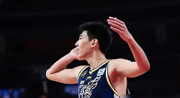 今晚7:35，广东宏远对阵广州的CBA常规赛，广东的12人大名单前瞻如下：
吉轮