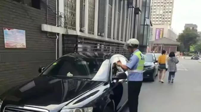 交警败诉了！浙江，女子将车停在自家楼下路边，吃顿饭的功夫被贴了罚单。女子不服找到