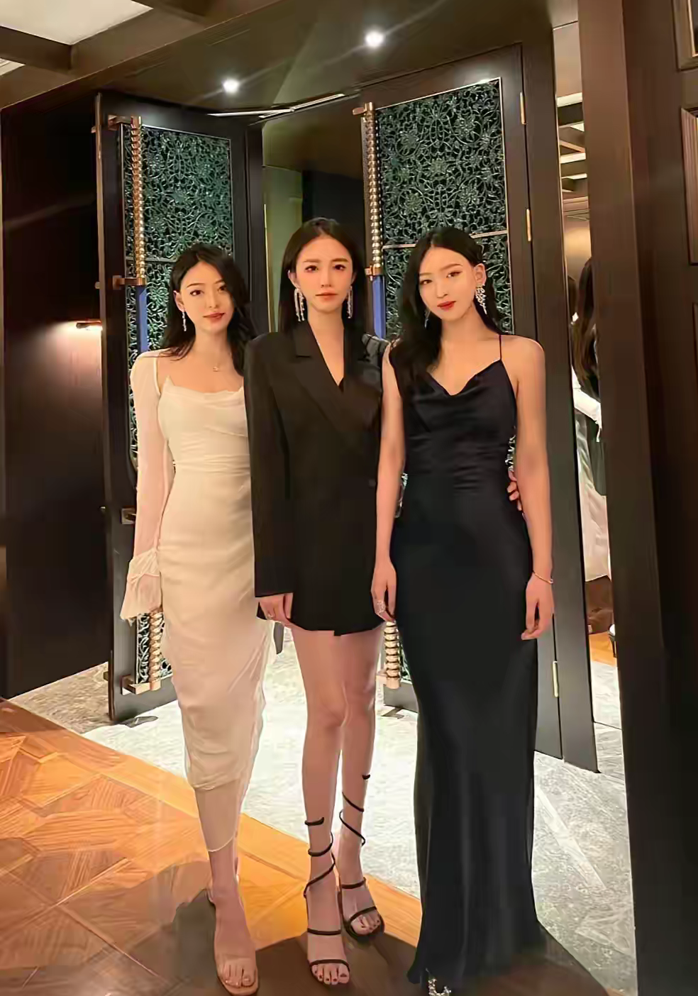 我今年 35 岁了，是个大龄剩女。今天去相亲，我带了两个闺蜜，点了 800 元的