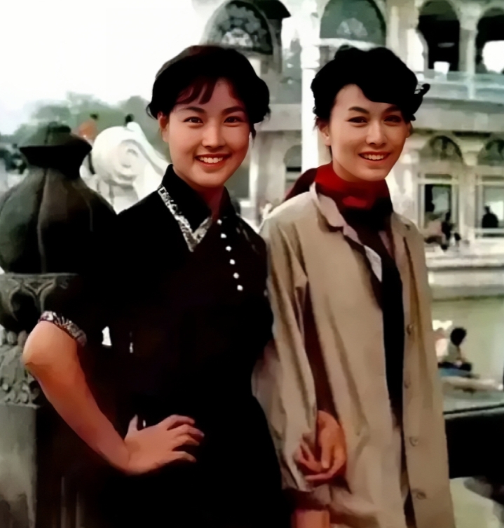 70 年代，刘晓庆与栗原小卷一同游玩时的珍贵照片。镜头下，刘晓庆身着黑色连衣裙，