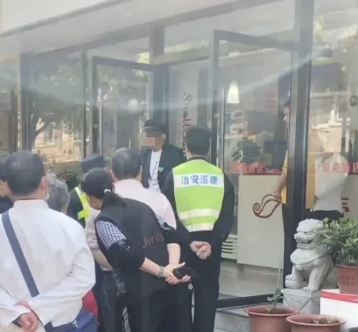 5月3日，上海一餐厅来了一位老人，当服务人员热情招待他时，他却伸手向他们要回他之