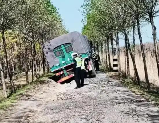 山东，一货车女司机想抄近道走村路，结果一不小心将村子里的路压塌了。村民们一拥而上