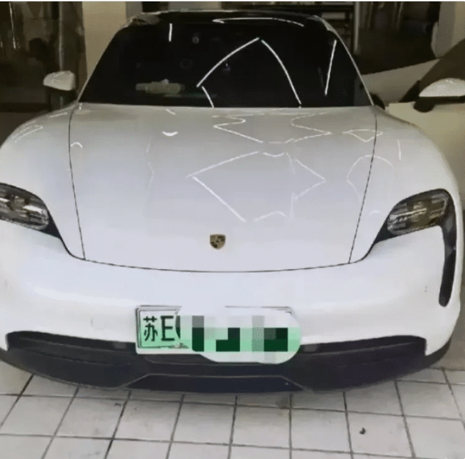 “太惨了，车内人员出不来，被烧死了。”江苏苏州，发生了一起惨烈的事故，一对夫妻开