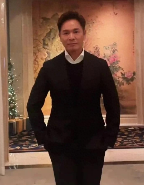 离婚后的郭晋安带着他 16 岁的儿子亮相啦！儿子留着长发，皮肤有点黑，看起来十分