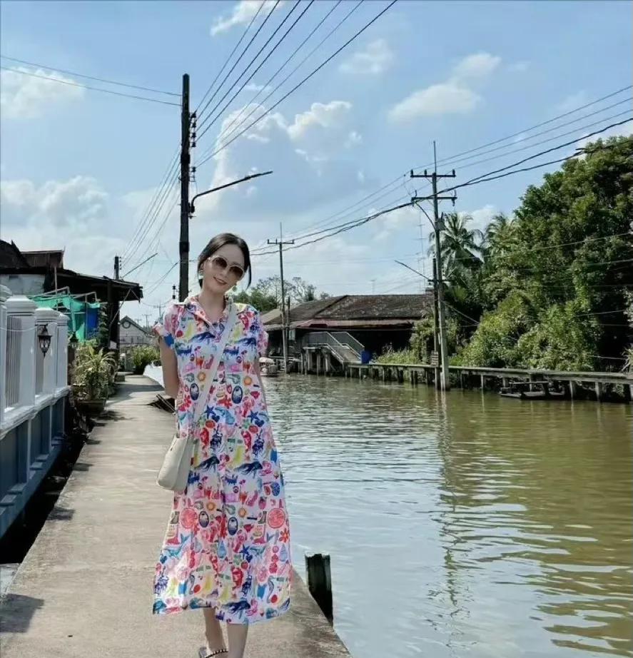 45岁的陈乔恩晒出了最新的旅游照，天气和气候都十分舒适，穿着短袖和长裙像小仙女，