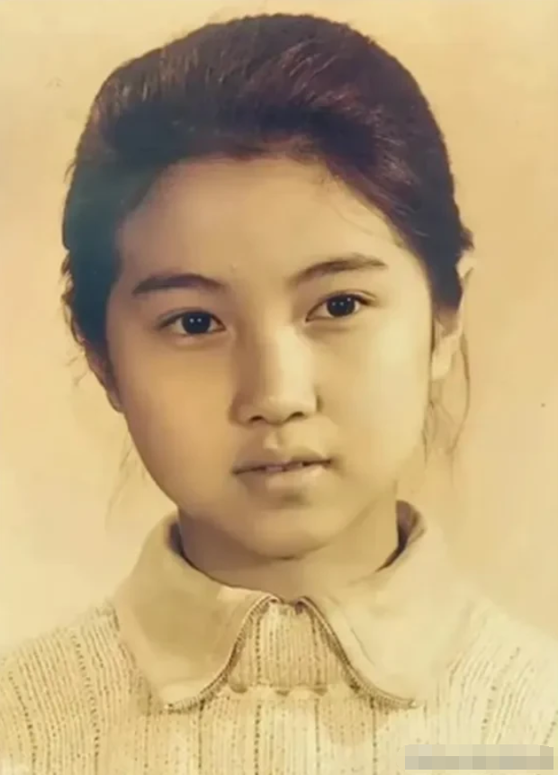 这是拍于上世纪80年代的一张老照片，照片中的女孩那时候10岁，长相平平，穿着一件