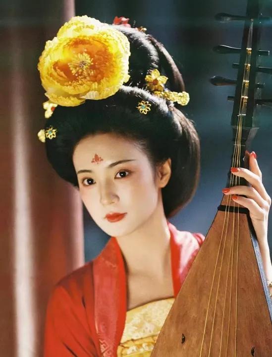 《国色芳华》确实相当不错。
它未播先火，预约人数超600万，首播就破3000万播