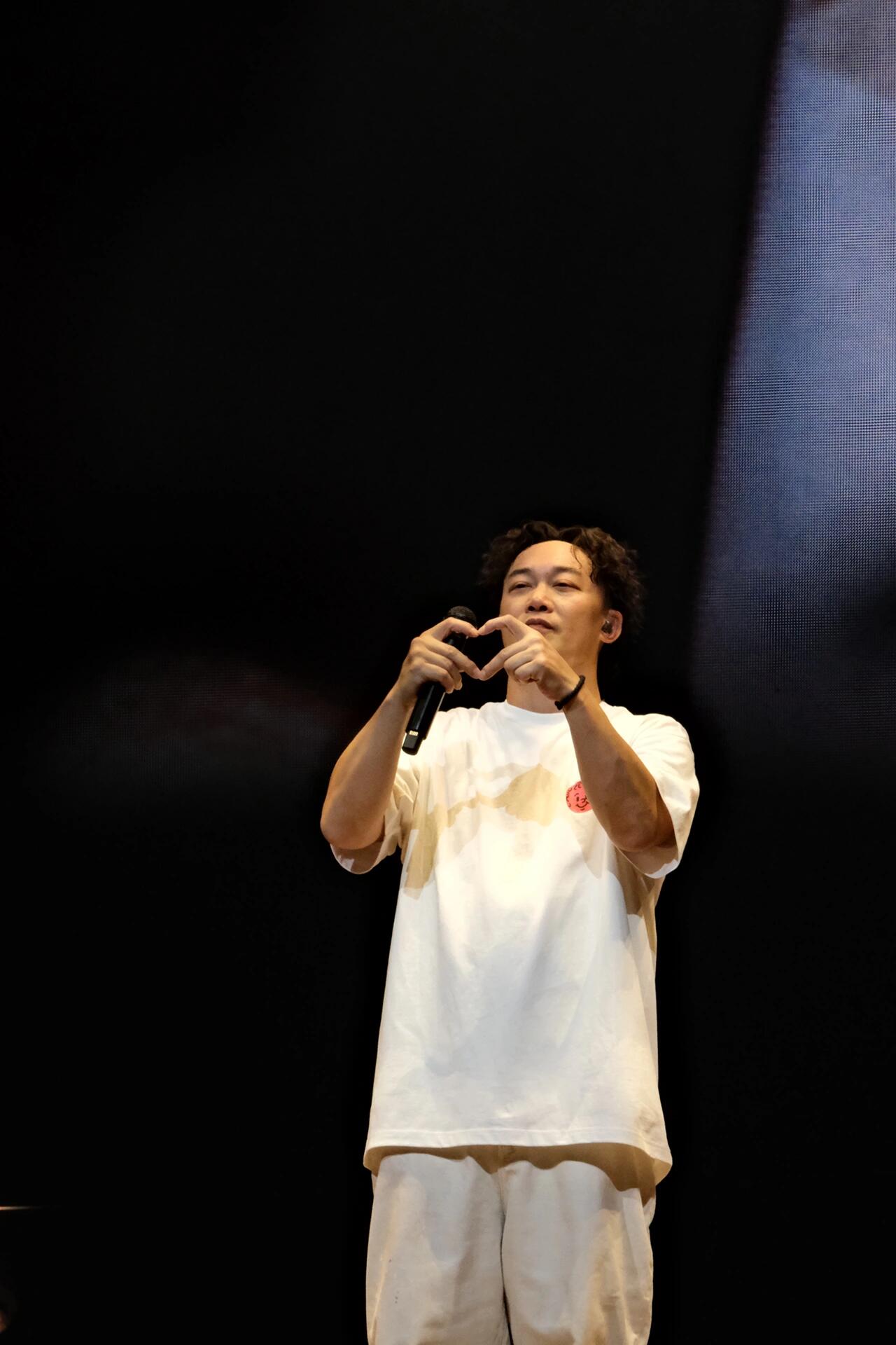 尊重权利，包容多样：陈奕迅演唱会语言风波