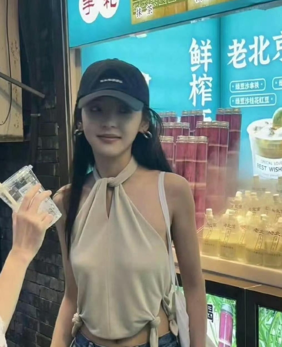 章若楠胆子太大了竟然不穿就出门了 ……
