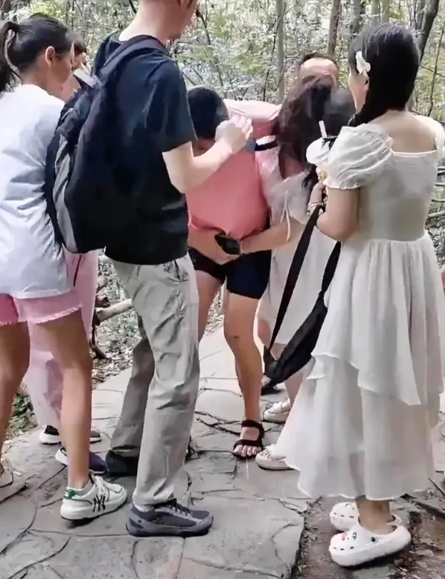 “她抓我下体，她猥亵我！”

好心劝架反遭毒手。河南郑州某风景区，一名男子见两女