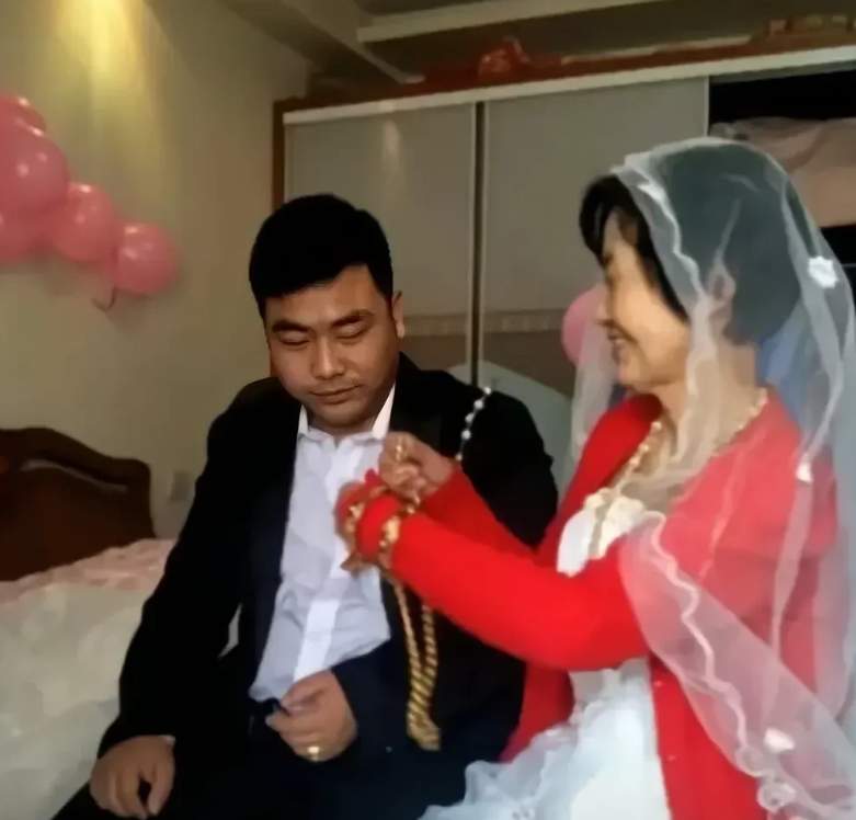 又一大妈；礼成！
据说大妈55岁富婆！接盘侠小伙27岁！收聘礼钱680万！属于倒