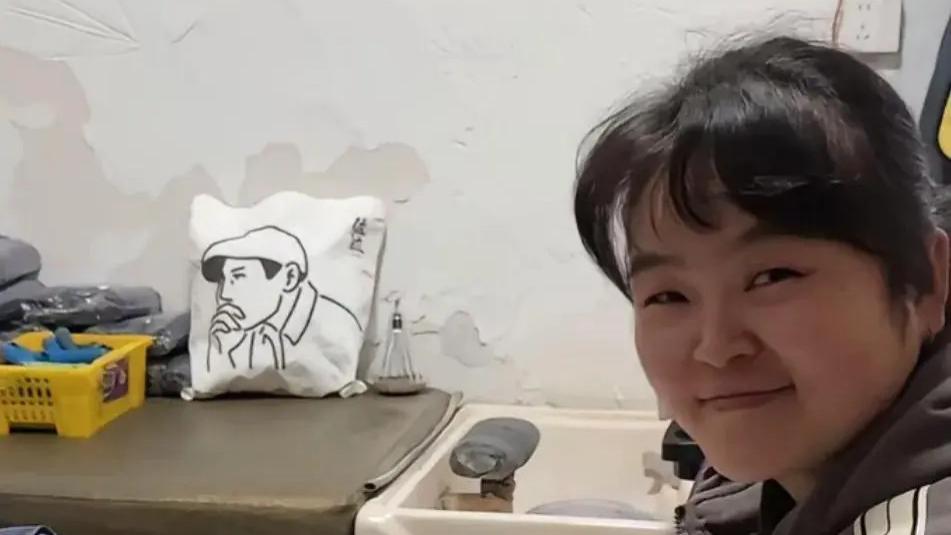 向佐找晓华理发，新发型很亮眼，向佐摸晓华头说：很可爱