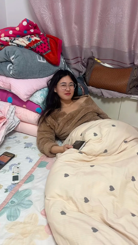 这就是过年回老家后的状态：躺被窝，玩手机，傻乐。
