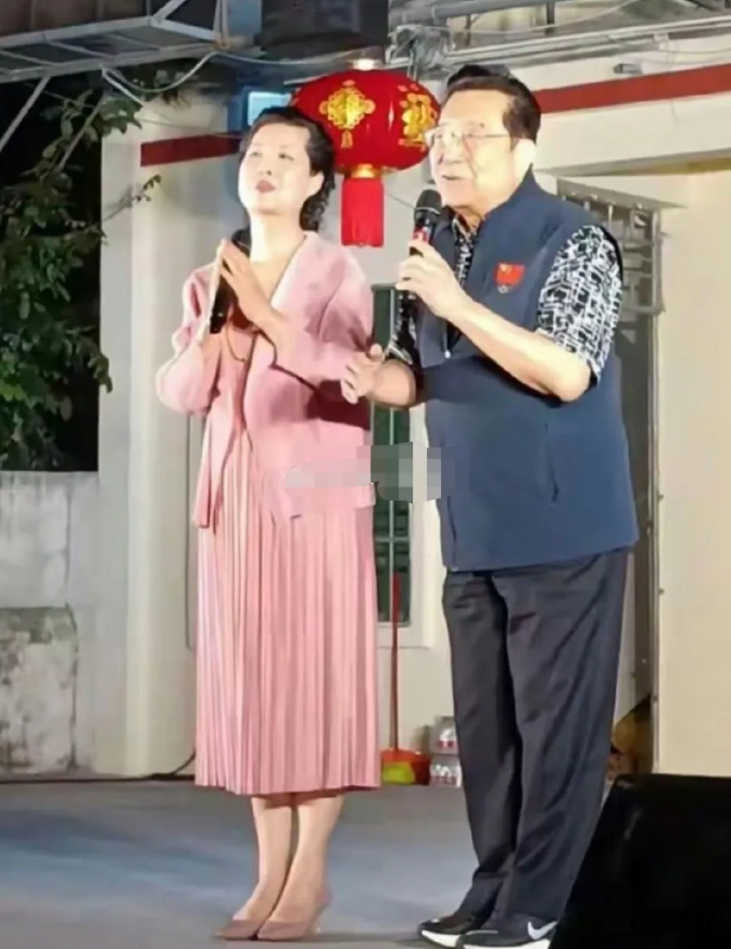 家家有本难念的经，有钱人也不容易，已经85岁的著名歌唱家李双江，还和他的爱妻、5