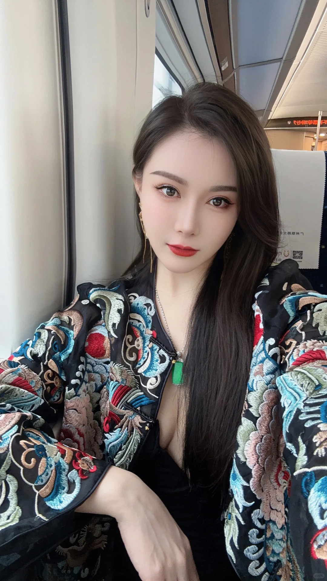 新中式国风
想气质 新中式
血脉觉醒 喝白酒 穿国风
女孩子最好的底气就是钱跟颜