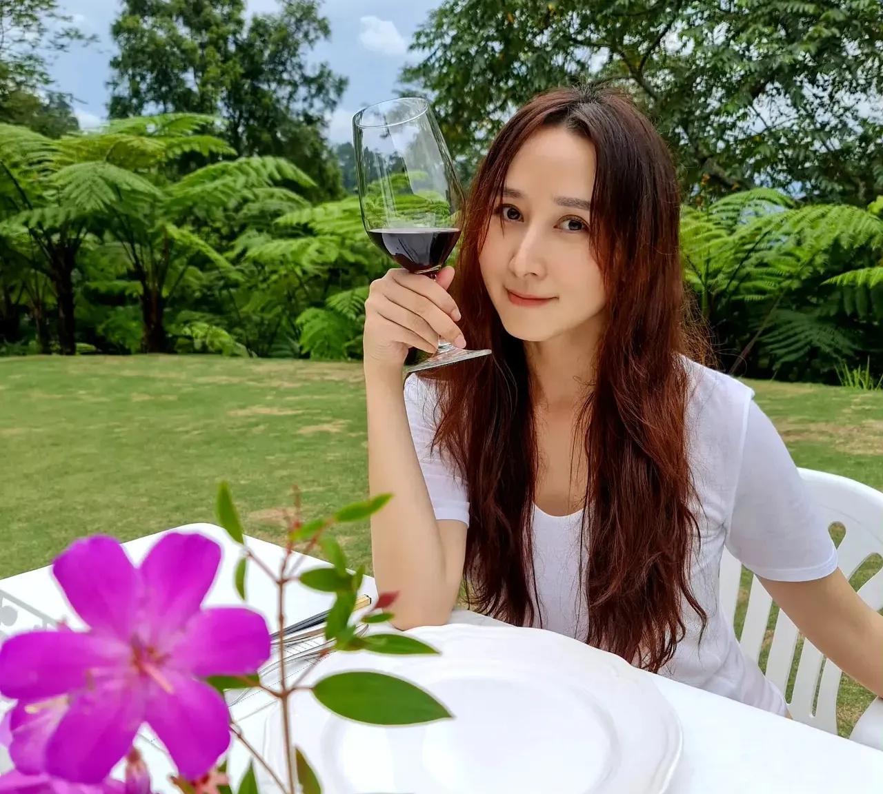 胡静真是女演员中一个神奇的存在，
因为她的人生几乎没有缺憾。
朱兆祥虽然年纪大了